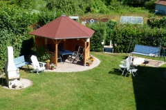 Liegewiese mit Pavillon