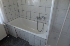 Badewanne und Dusche