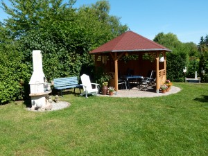 Gartenpavillon und Grill