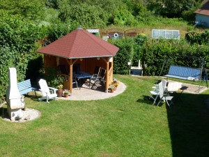 Liegewiese mit Pavillon