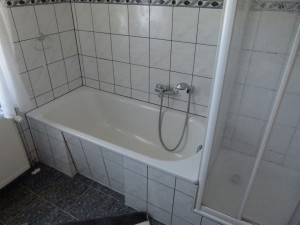 Badewanne und Dusche